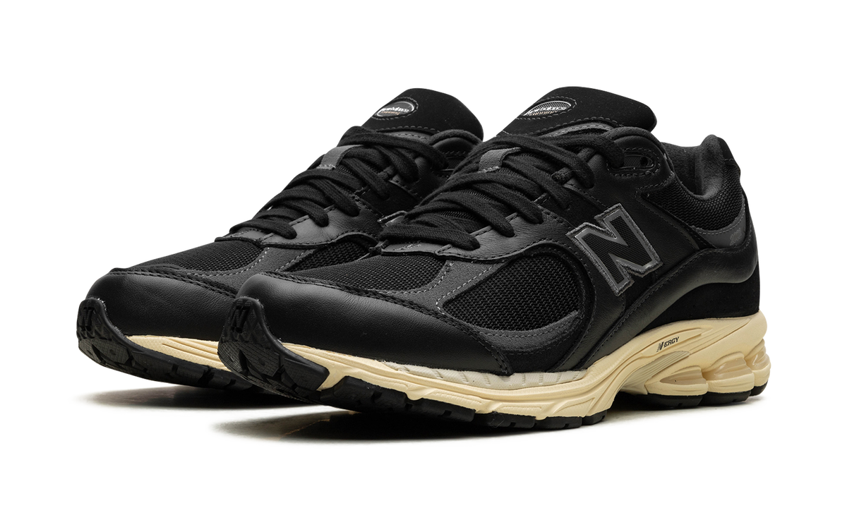 New Balance 2002R Black Vintage | Acheter en ligne | M2002RIB | WOOVIN