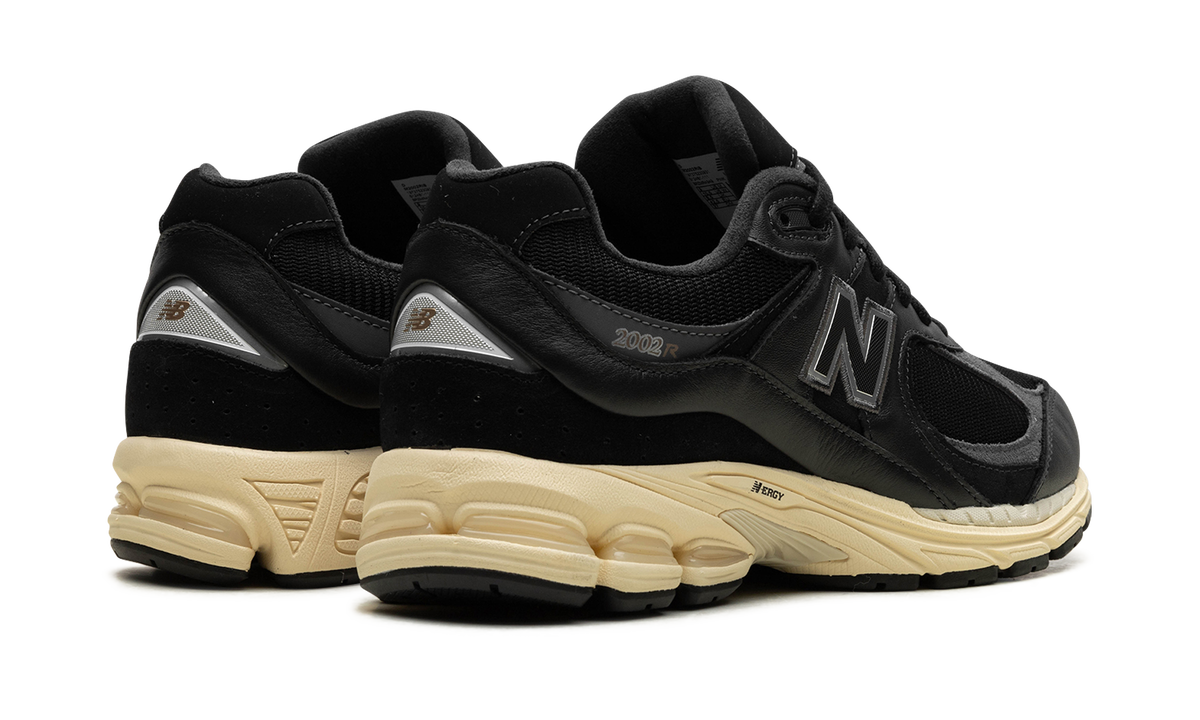 New Balance 2002R Black Vintage | Acheter en ligne | M2002RIB | WOOVIN